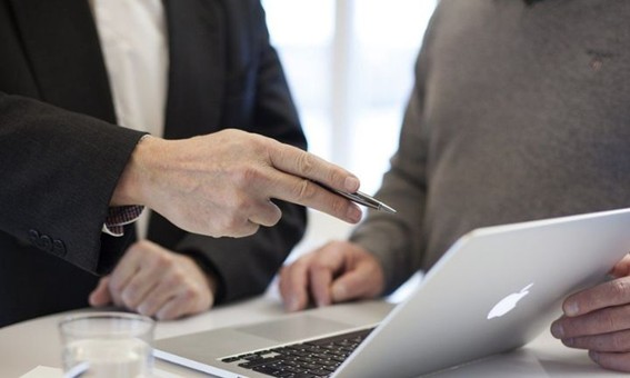 Profissional realizando mentoria sobre planejamento tributário de obras